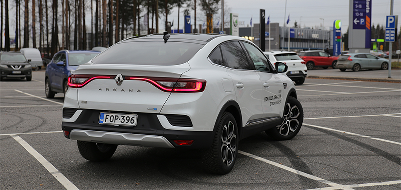 Renault Arkana E-Tech Hybrid takaa