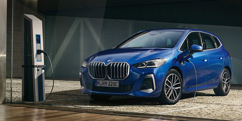 BMW 2-sarjan Active Tourer tarjoaa korkealuokkaisen vakiovarustelun ja BMW:lle ominaisen ajamisen ilon jopa 326 hv:n* teholla. 