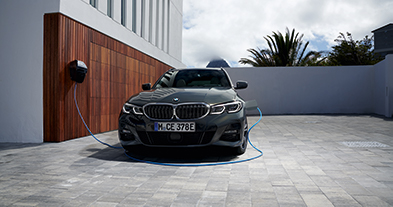 Uusi BMW 330e Sedan asettaa lataushybrideille uuden standardin. Huippuluokan ajonautintoa on nyt täydennetty uusimmalla tekniikalla niin auton sisätiloissa kuin konepellinkin alla.