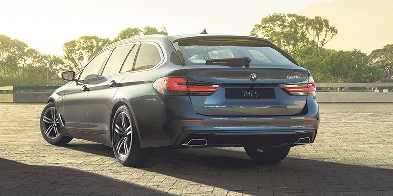 Innovatiivinen ja tehokas BMW 5-sarjan plug-in hybridi-Touring.