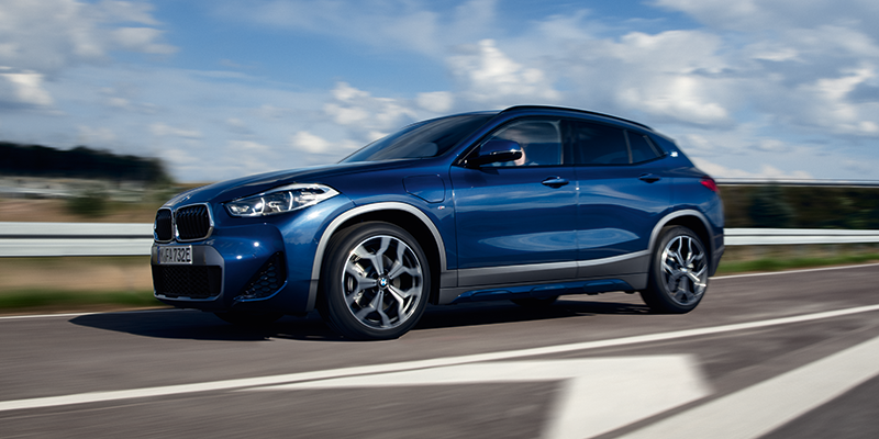BMW X2 xDrive25e täyttää huippumodernin Plug-in Hybrid -käyttövoimansa ansiosta korkeimmatkin ajodynamiikka- ja tehokkuusvaatimukset.