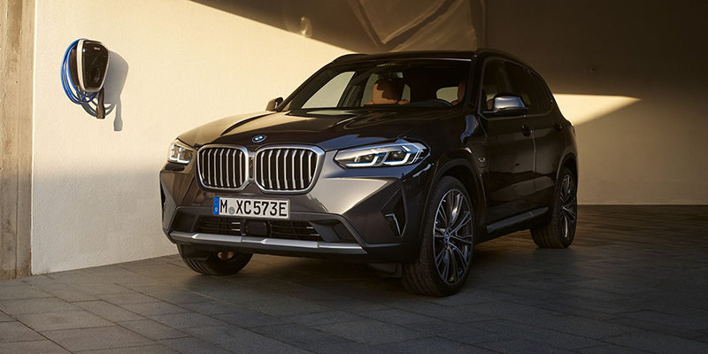 Uudistuneeseen BMW X3 -malliin ja BMW 4-sarjan Gran Coupé nyt saatavilla metalliväri erikoishintaan 0eur.