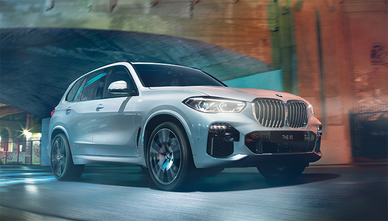BMW X5 ladattava hybridi vakuuttaa itsevarmuudellaan ja jopa 88 km:n sähköisellä toimintamatkalla.