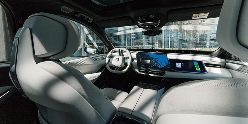 BMW X5 40d xDrive -mallin vakuuttava olemus heijastuu sen voimakkaaseen suorituskykyyn ja ajodynamiikkaan. BMW X5 40d xDrive -mallin vakuuttava olemus heijastuu sen voimakkaaseen suorituskykyyn ja ajodynamiikkaan.
