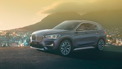 X1 xDrive25e Plug-In Hybridissä yhdistyvät sekä poltto- että sähkömoottorin parhaat puolet: matala polttoaineen kulutus ja päästöt sekä dynaaminen ajamisen ilo.