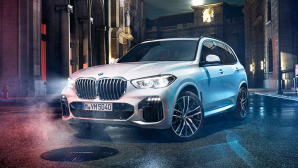 BMW X5 auton keula, jota hallitsevat kookas, yksiosainen ja hieman kahdeksankulmamainen jäähdyttimen BMW-säleikkö, huomiota herättävät ajovaloyksiköt ja suuret ilmanottoaukot, paljastavat mistä on kyse: päättäväisyydestä 22-tuumaisilla kevytmetallivanteilla.  