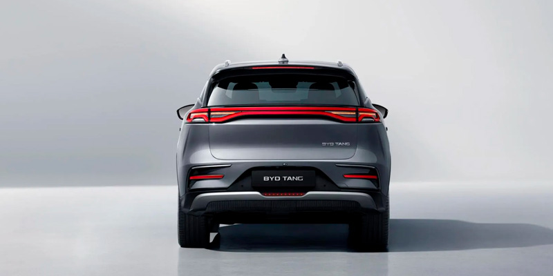 BYD TANG:ssa on tyylikäs ja futuristinen muotoilu,