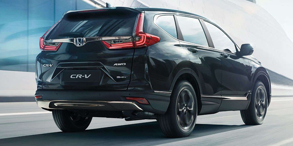 Esittelyssä Honda CR-V Black Edition – katumaasturi, jonka urheilullisuus herättää huomiota. Black Edition on aina joko Crystal Black Pearl- tai Platinum White Pearl -helmiäisvärinen.