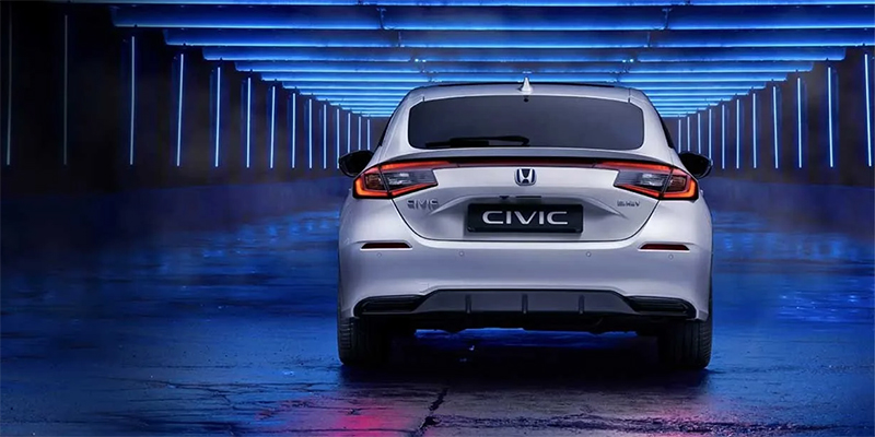 Uusi Honda Civic e:HEV takaa