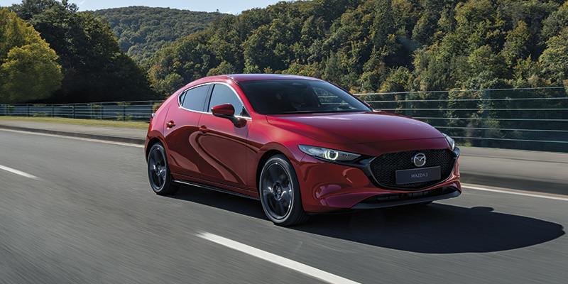 Mazda3:n palkittu Kodo-muotoilu ja premium-luokan sisustus luovat näyttävän ja viimeistellyn kokonaisuuden, jota täydentää nautinnollinen ajettavuus