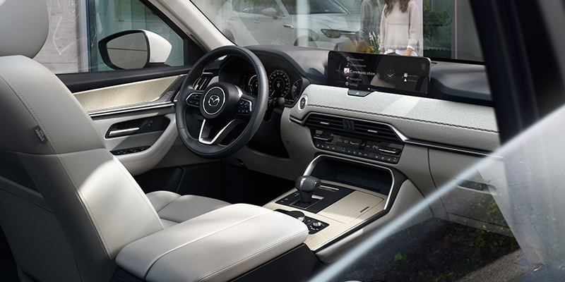 Mazda CX-60 Exclusive Line tarjoaa täyden valikoiman turvallisuus- ja viihdeominaisuuksia, joihin kuuluvat mm. langaton Apple CarPlay ja Android Auto.