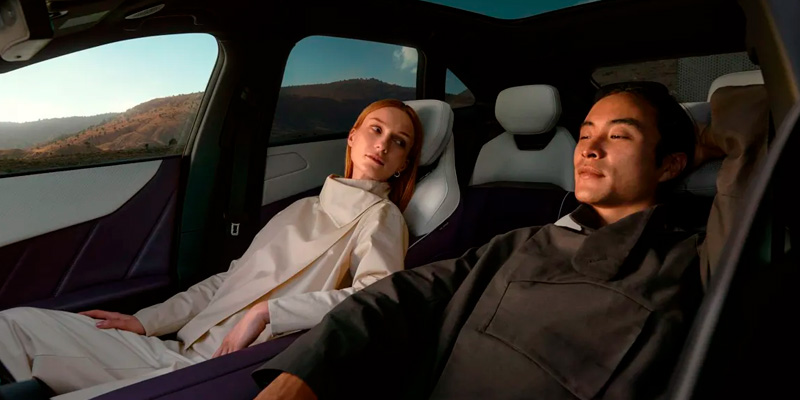 Täyssähköinen Mazda CX-6e yhdistää SUV:n monipuolisuuden ja urheilullisen tyylin. 