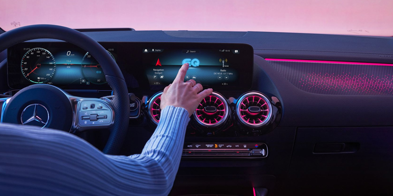 MBUX tulee sanoista Mercedes-Benz User Experience ja se tarkoittaa lyhyesti: voit käyttää EQA-autoasi älykkäästi ja vaistonvaraisesti kookkailla ja tarkkapiirtoisilla näytöillä, joiden näyttämän sisällön sinä päätät.