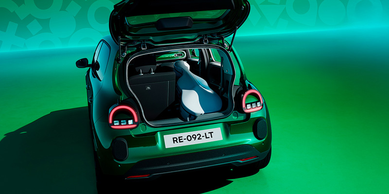 Pieni ulkoa, suuri sisältä. Renault Twingo E-Tech electric tarjoaa jopa 360 litraa tavaratilaa ja jopa 16 cm takajalkatilaa, riippuen liukuvien takaistuinten asennosta.