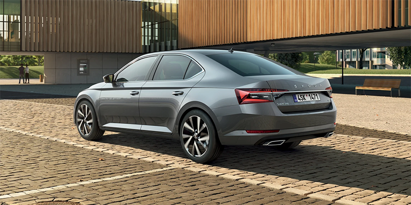 Skoda SUPERB takaa