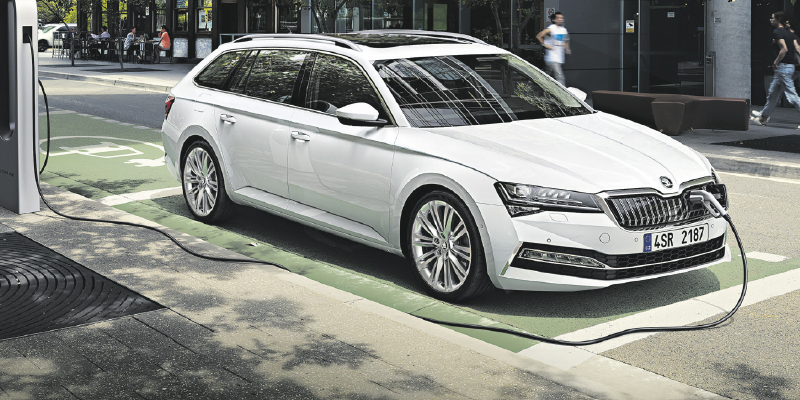 ŠKODA SUPERB iV - KOEAJA UUSI LADATTAVA HYBRIDI.