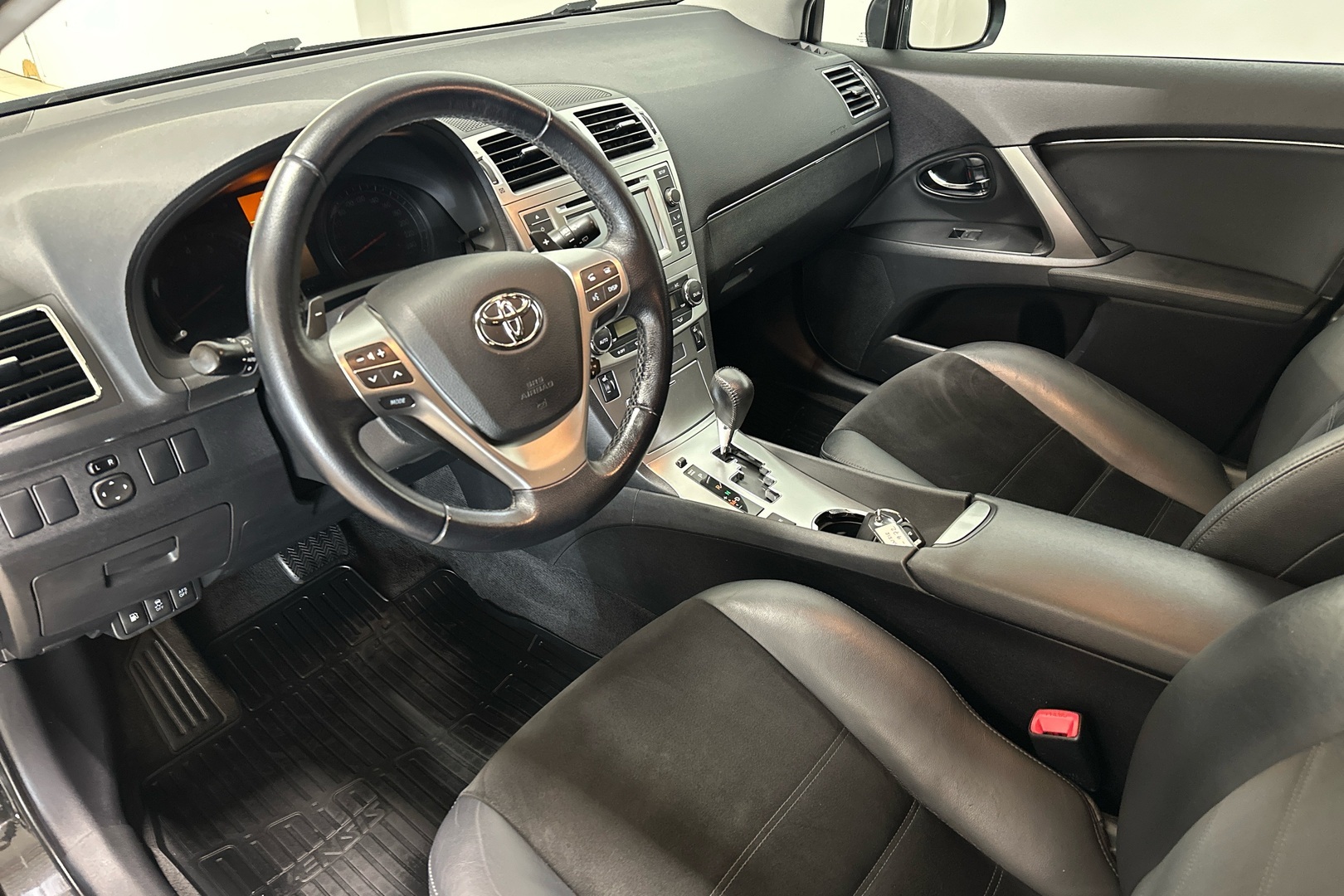 Toyota Avensis 2015, photo 6/12