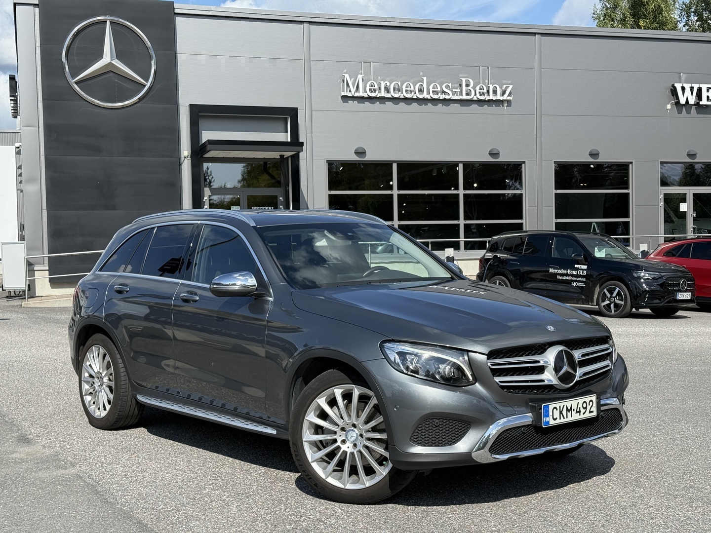 MERCEDES-BENZ GLC 220 d 4Matic A Premium Business / LED ILS / Distronic / Taittuva koukku / Astinlaudat - / TULOSSA MYYNTIIN 19.8. /  Merkkihuollettu suomi-auto / Moottori- & sisälämmittimet / 2 x renk vanteilla /