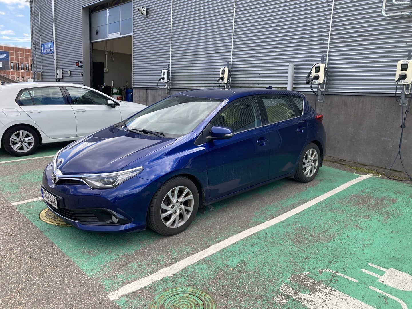 TOYOTA Auris 1,2 T Active Edition Multidrive S / Navigointi / P.kamera / Lohkolämmitin / Huoltokirja / 2 x renkaat / Vakionopeudensäädin - Navigointi / P.kamera / Lohkolämmitin / Huoltokirja / 2 x renkaat / Vakionopeudensäädin / Katsastettu 08/2026 / Aut.ilmastointi