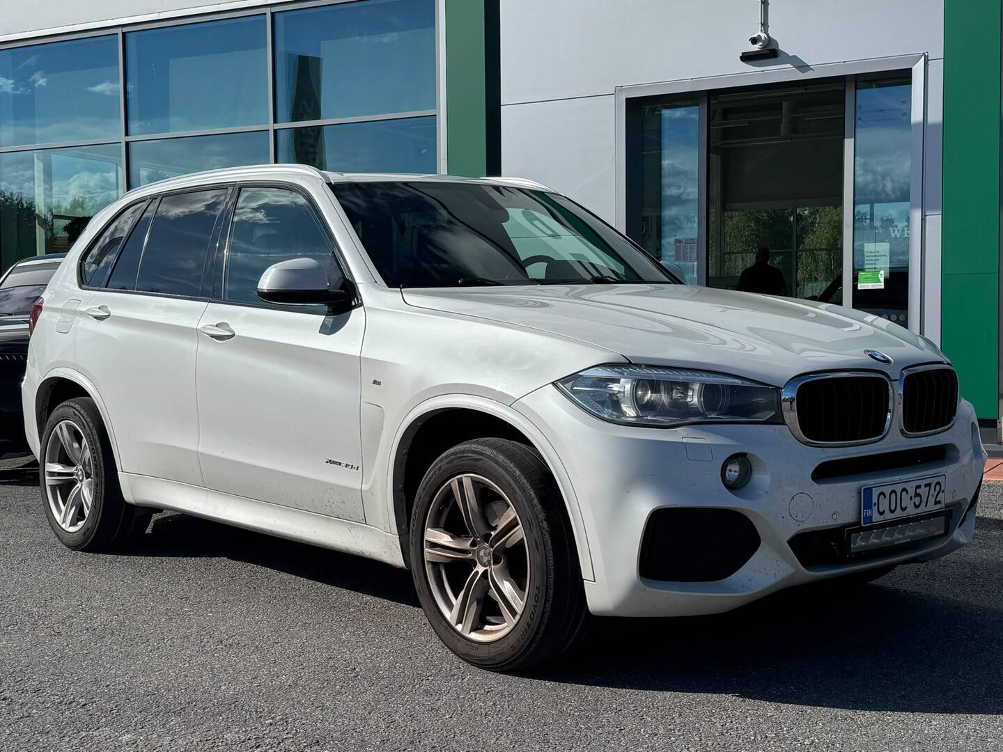 BMW X5 F15 xDrive30d A M sport *Juuri saapunut / M-sisä ja ulko / Comfort-istuimet / Kamera / Panorama* - *Uudet kesärenkaat / M-Sport / Lasikatto / Nahat / Laaja huoltohistoria*