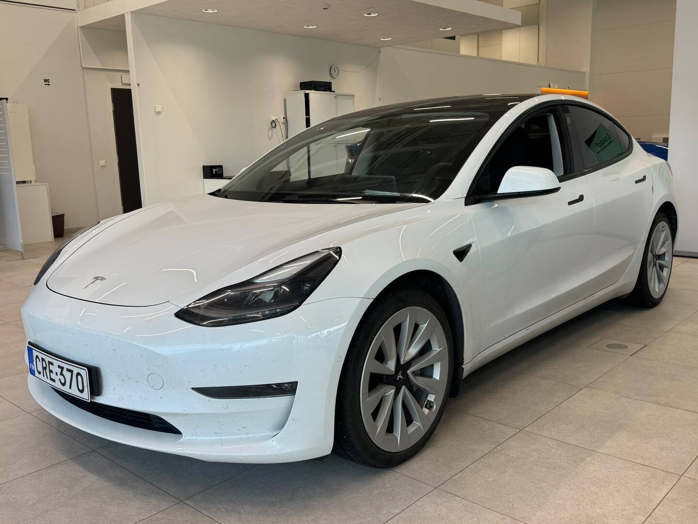 TESLA Model 3 Long Range *Neliveto / Refresh / Sähkötoiminen takaluukku / Langaton lataus /  Kahdet renkaat* - *Adapt.vakkari / Peruutuskamera / Navi / Matrix LED- ajovalot / Premium Audio / Lasikatto / Lämpöpumppu / Refresh / Akkutakuu voimassa*