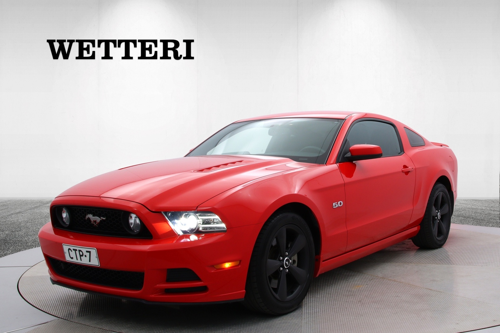 FORD Mustang 5.0 GT / Hyvällä historialla / Coyote V8 / Mahtavat murinat / Vakkari / Race Red / Lukkoperä / - / UPEA! / Hyvällä historialla / Coyote V8 / Mahtavat murinat / Vakkari / Race Red / Lukkoperä / 