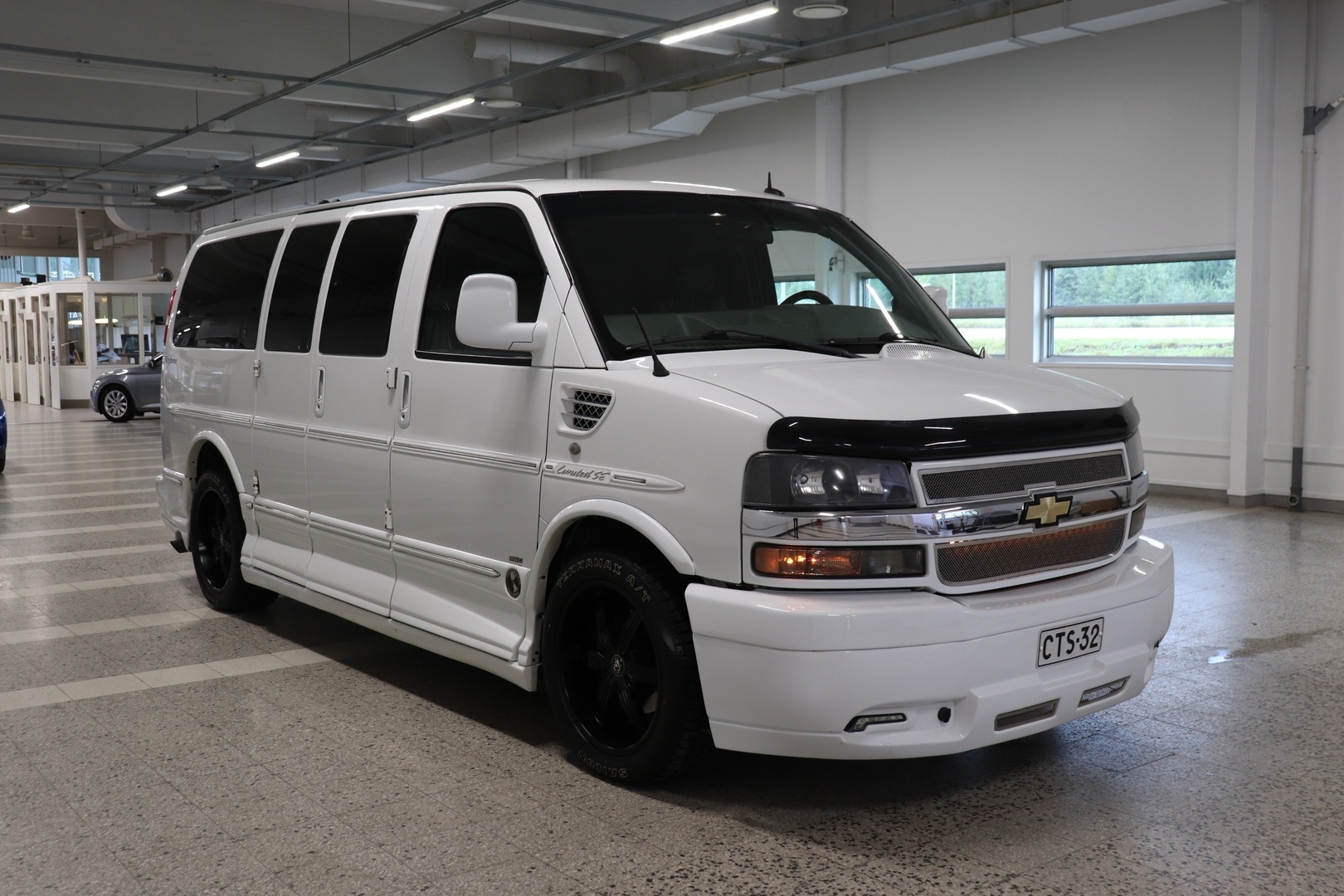 CHEVROLET Express Explorer Limited SE 5,3 V8 Aut. 4X4 5h / Neliveto / ALV-vähennyskelpoinen / Nahkasisusta / Vetokoukku / Hieno! - **Kevyt kuorma-auto / 5-paikkainen / Bensa V8 / Kattavasti huollettu / Kats. 18.2.2026**