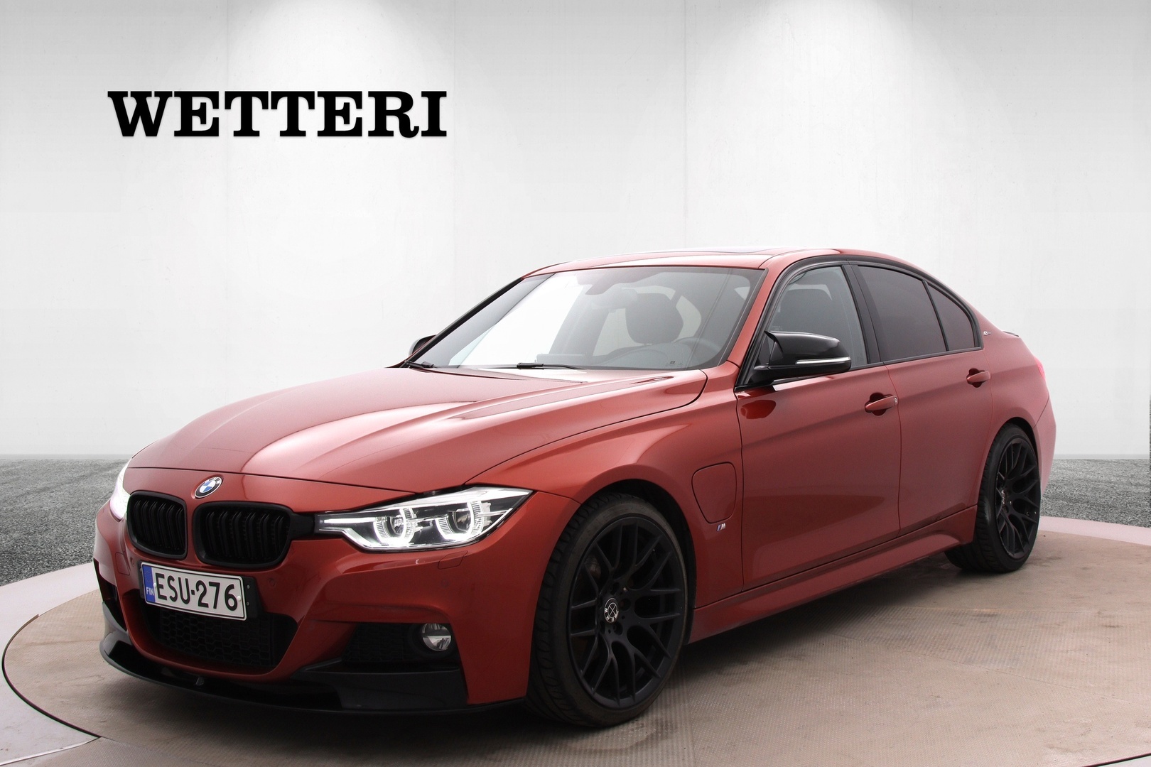 BMW 330 F30 Sedan 330e A Business M Sport / Sporttinen M-Sport / Navi / Tutkat / Ledit / Kattoluukku - **Vähän ajettu / SOH 81,6 % / Kuntotarkastettu**