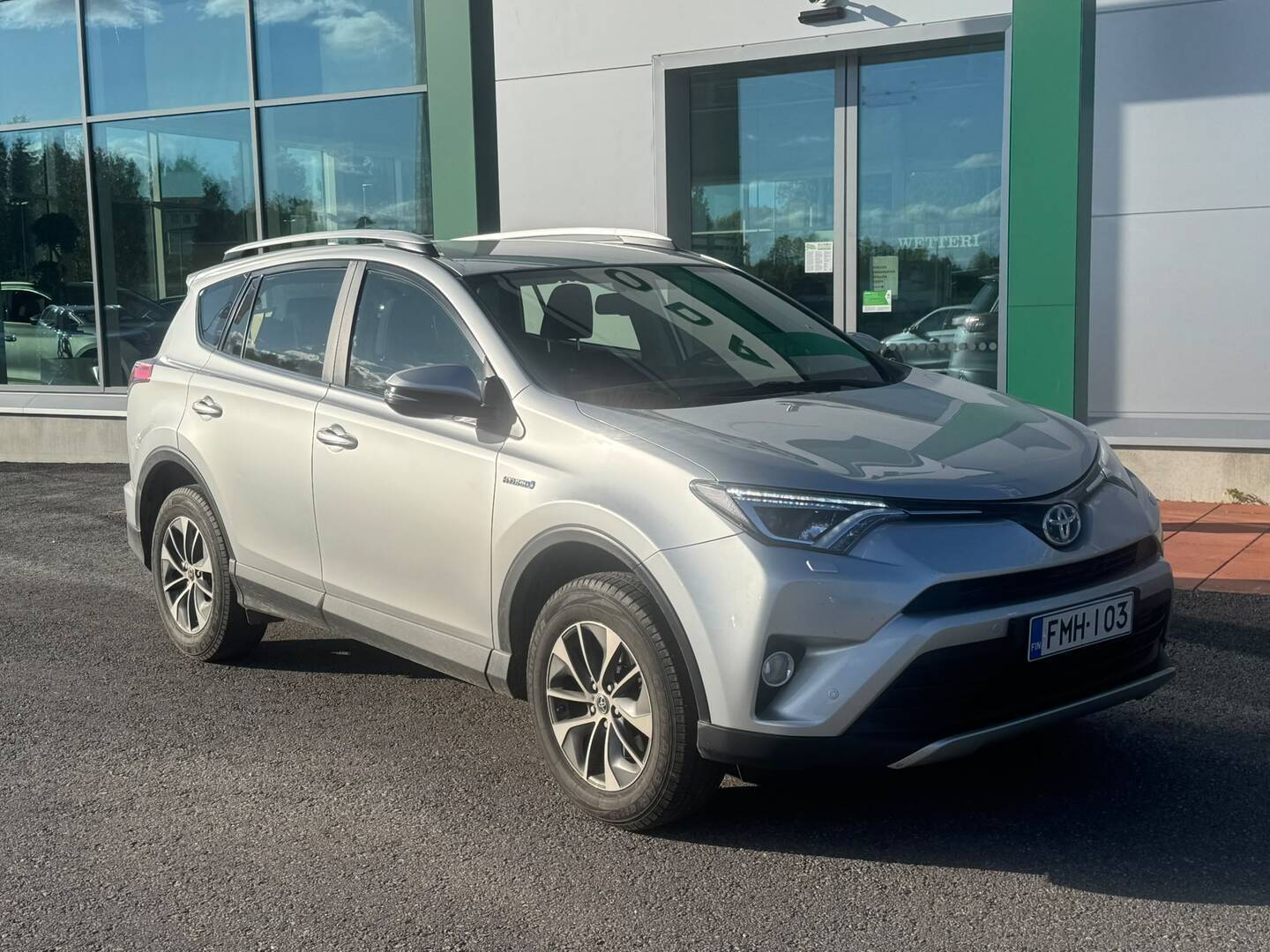 TOYOTA RAV4 2,5 Hybrid FWD Active *Huippusiisti vähän ajettu RAV4! / Erinomainen huoltohistoria* - *Plus-Paketti / Navigointi / Peruutuskamera / Vakkari,/ 2x Renkaat / Tutkat / Bluetooth / Avaimeton kulku ja käynnistys*
