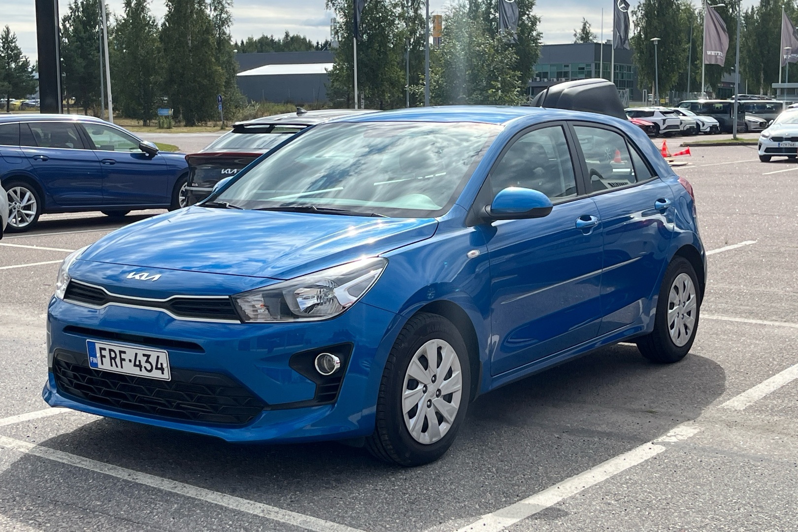 KIA Rio 1,2 LX // 1. Omistaja / Merkkikirja / Tehdastakuu / Cruise / Lämmitettävä ohjauspyörä // - // Nätti yksilö 1. Omistajaltaan juuri huollettuna //
