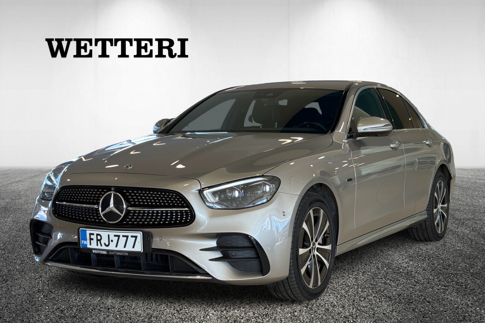 MERCEDES-BENZ E 300 e 4MATIC A Business Avantgarde EQ Power AMG ulko- ja sisä / Vetokoukku / Multibeam /   Widescreen / 360 kamera / BLIS / Ambient / Ergonomipaketti / SOH: 88,8% - AMG ulko- ja sisäpaketit / Vetokoukku / Multibeam / Widescreen / 360-kamera / BLIS / Ambient / Ergonomiapaketti / Uudet kesärenkaat / SOH 88,8% / Navigointi  / Etälämmitys ja -viilennys