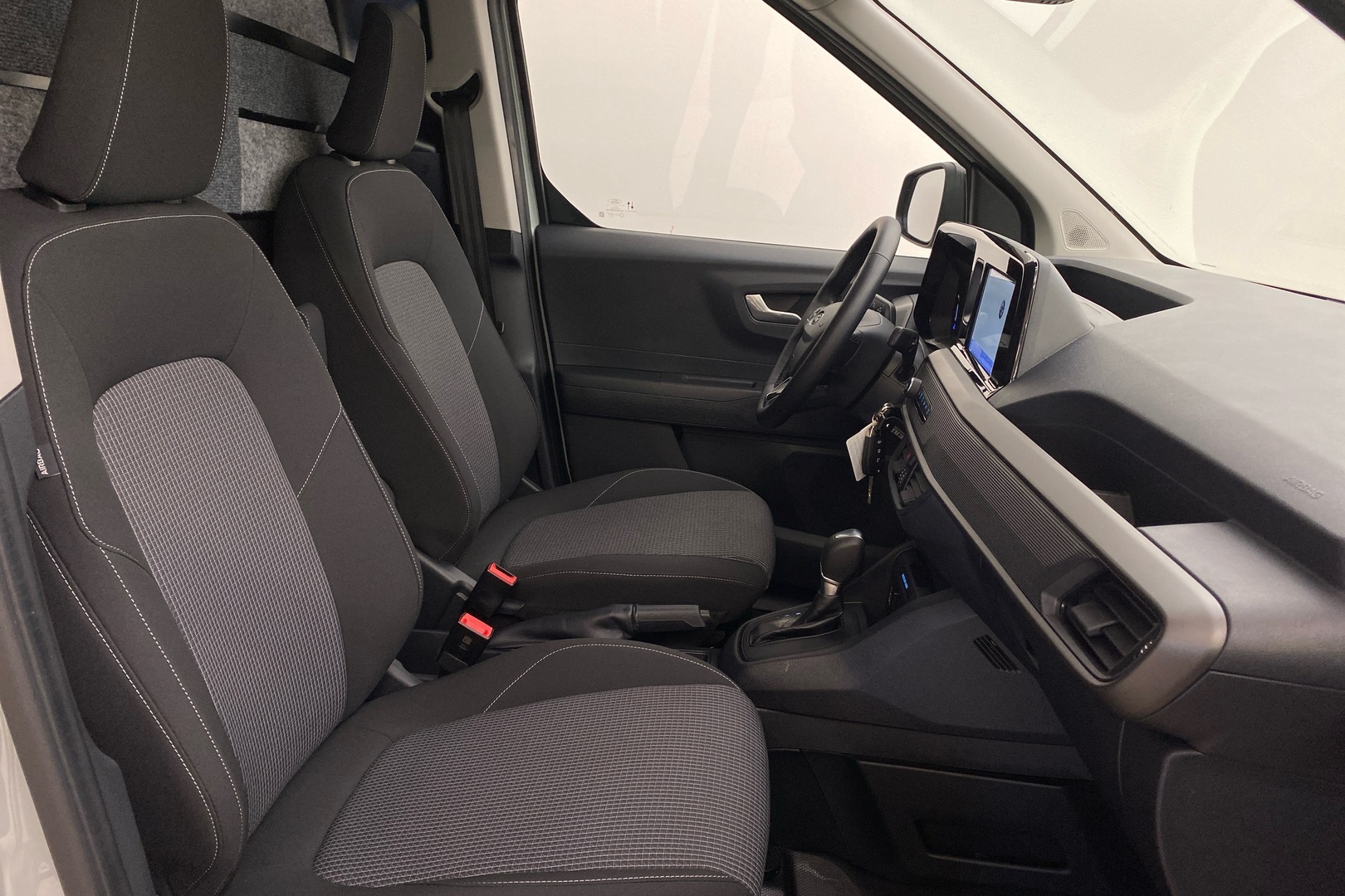 Ford Transit Courier 2024, kuva 7/16