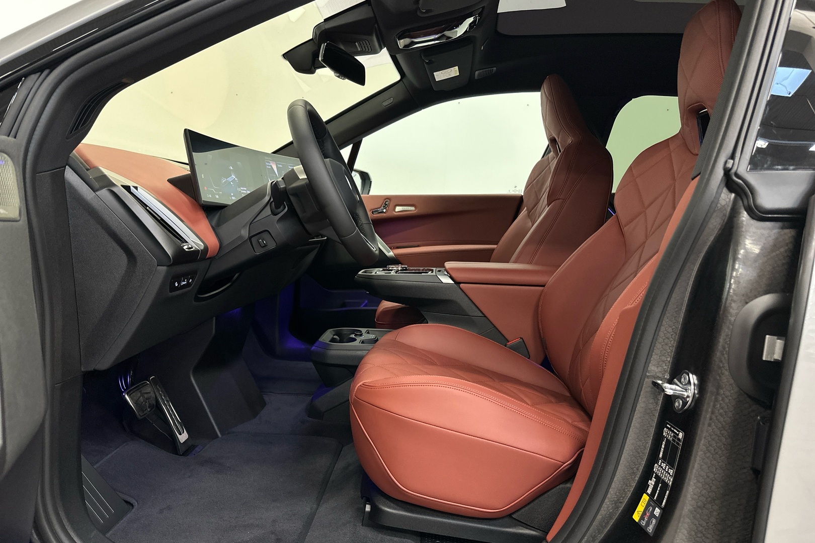 BMW iX xDrive60 Super Charged 2025, bild 7/35