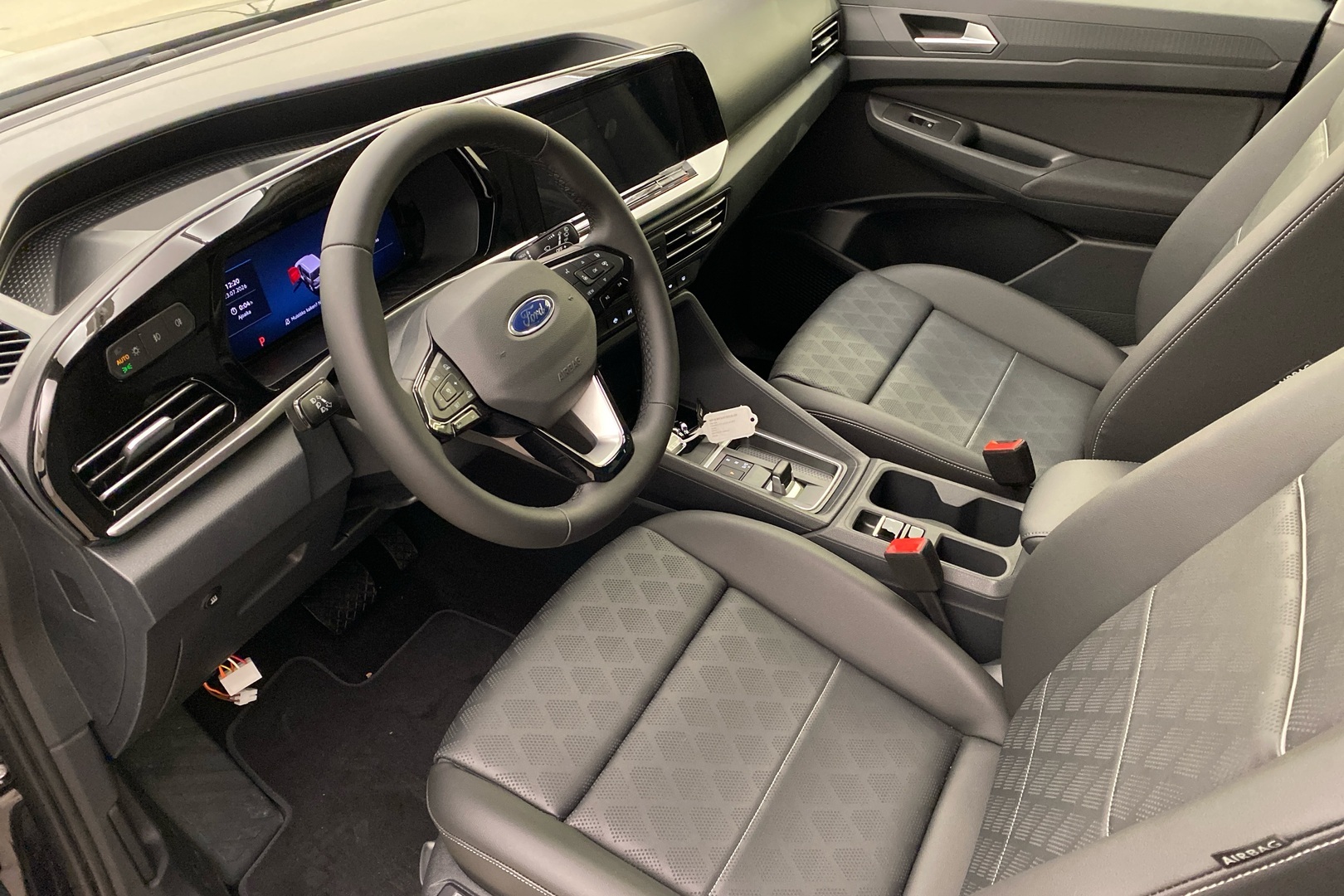 Ford Grand Tourneo Connect 2026, photo 6/16