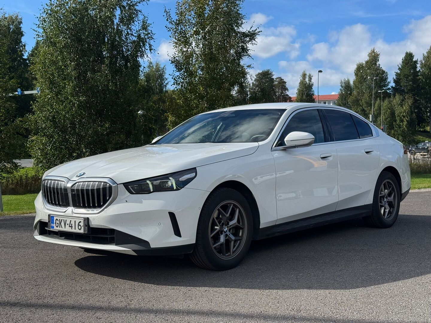 BMW 520 G60 Sedan 520d A xDrive MHEV *Harvinainen G60-Korimallin Diesel / Jatkotakuu voimassa / Sähköinen vetokoukku* - *Suomi-auto / BMW Jatkoturva voimassa 02/2027 tai 200tkm saakka / ACC / Katveavustin / Peruutuskamera / Navigointi / Urheiluistuimet*