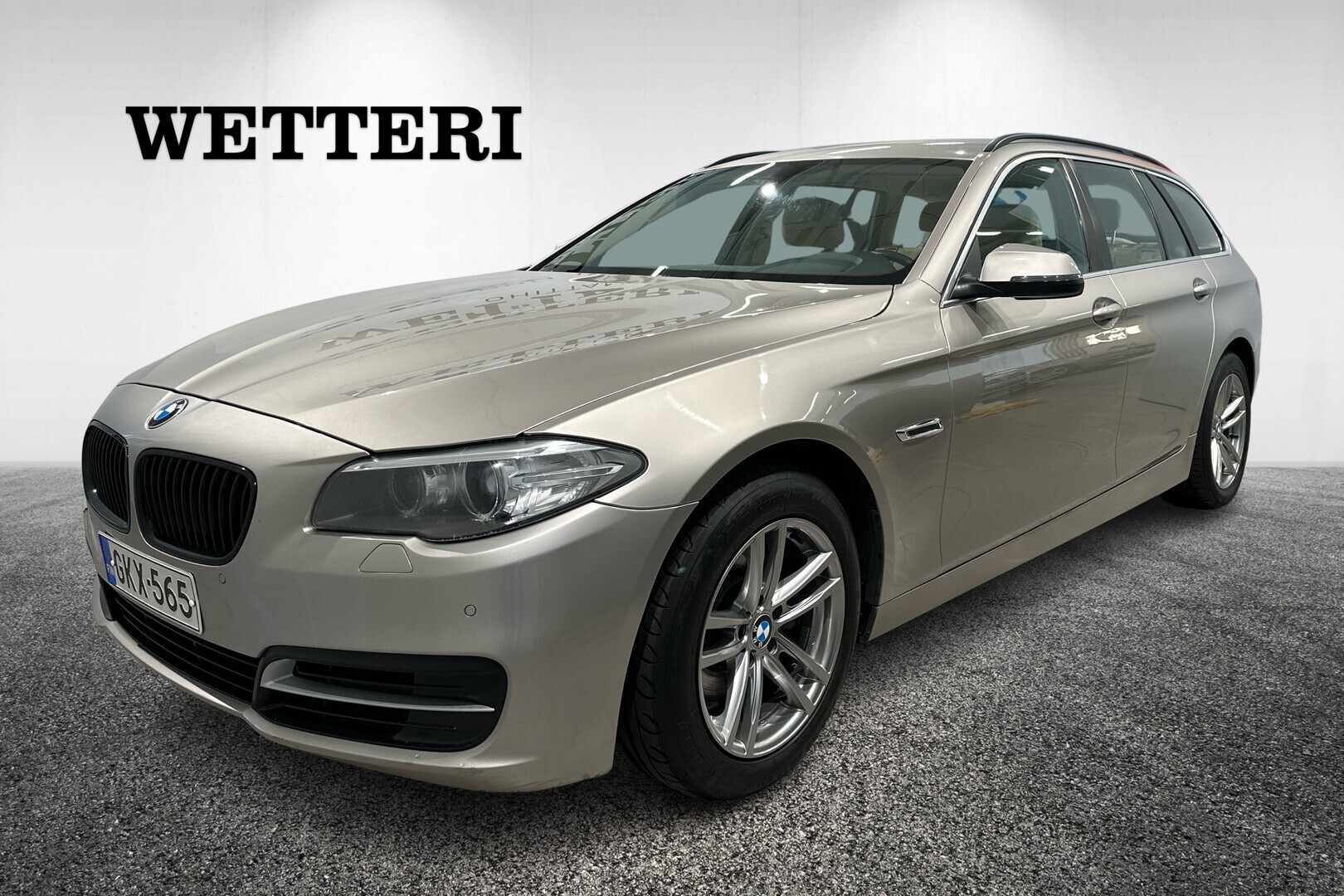 BMW 520 F11 Touring 520d TwinPower Turbo A xDrive Limited xDrive Edition - **Webasto / Koukku / Xenon / Tutkat** 