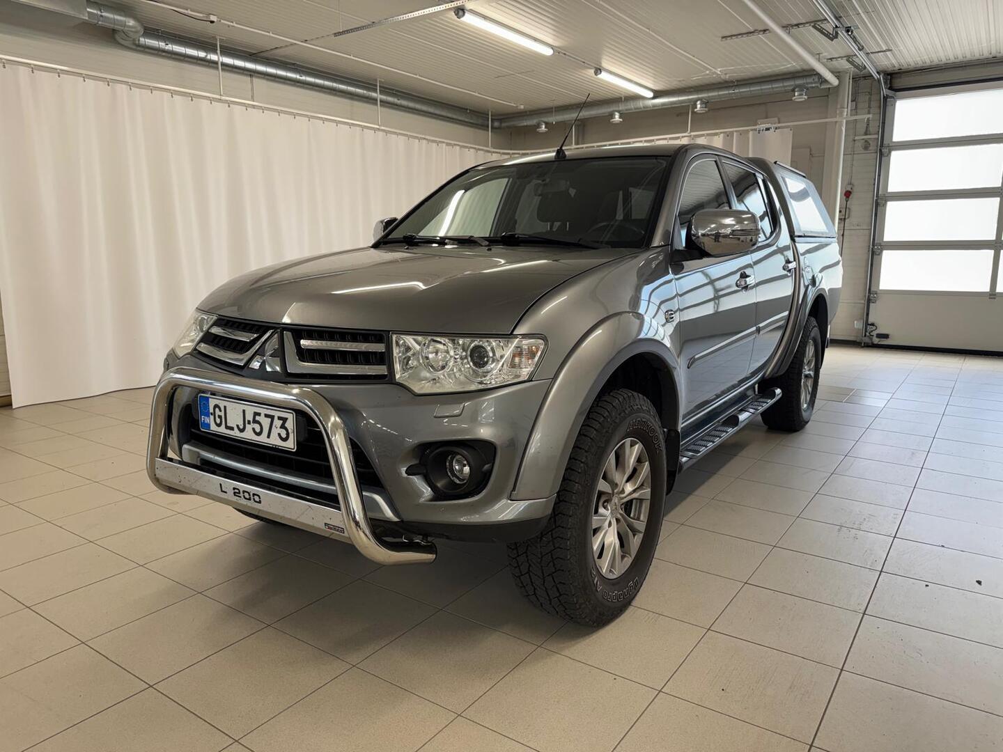 MITSUBISHI L200 Double Cab 2,5 DI-D Magnum 2-paikk. * Poikkeuksellisen siisti yksilö / Koukku / Vakkari / Lohkolämmitin / Kahdet renkaat / Farmikate * - Mitsubishi L200 Double Cab 2,5 DI-D Magnum 2-paikk. * Poikkeuksellisen siisti yksilö / Koukku / Vakkari / Lohkolämmitin / Kahdet renkaat / Farmikate *