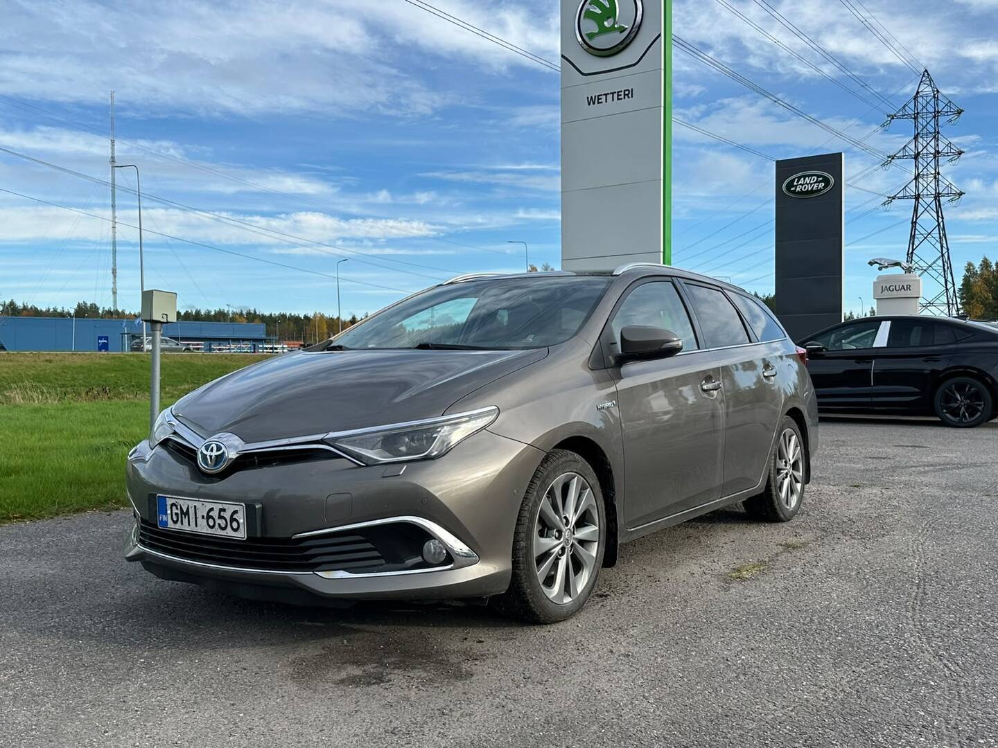 TOYOTA Auris Touring Sports 1,8 Hybrid Premium Juuri tullut / peruutuskamera / Koukku / Juuri huollettu