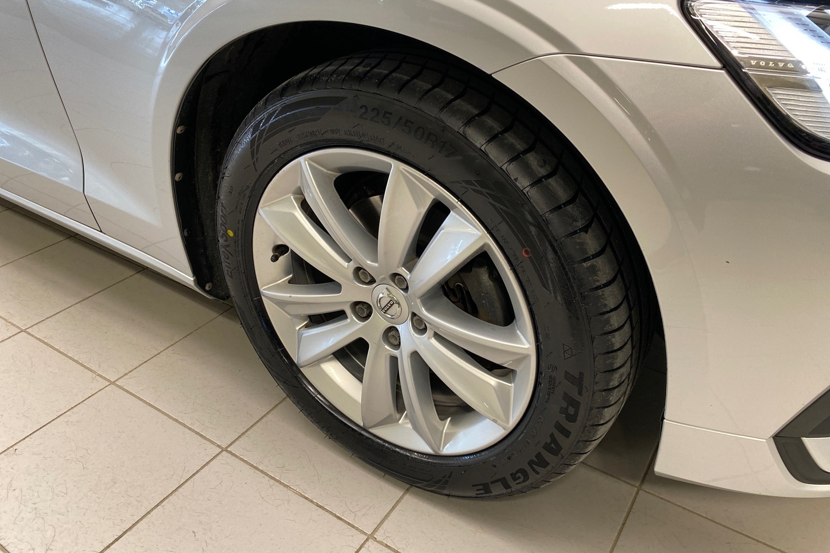 Volvo V60 D3 Momentum aut 2019, kuva 6/28
