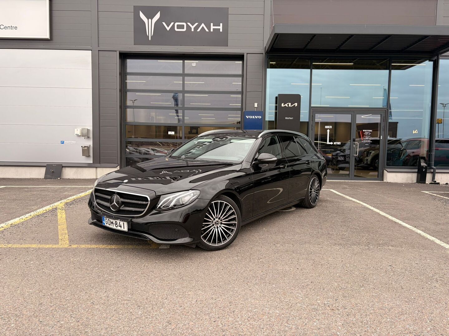 MERCEDES-BENZ E 220 d T A Premium Business / Näyttävä yksilö! / DTR+ / Kattoluukku / Koukku / Navi / Carplay / 360-Kamerat / - / Juuri tullut! / DISTRONIC+ / 360-Kamerat / Widescreen / Koukku / Kattoluukku / Carplay /