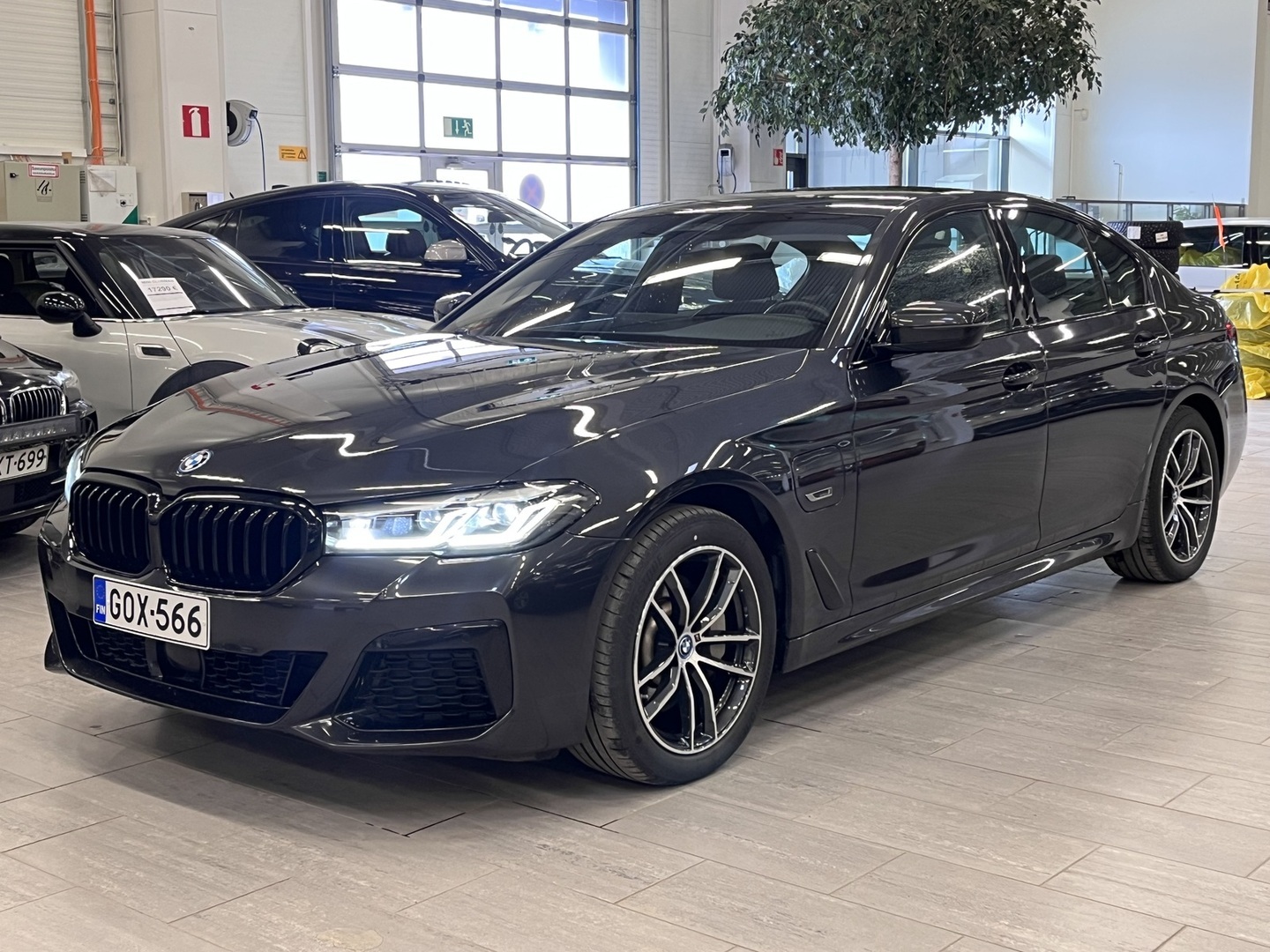 BMW 530 G30 Sedan 530e xDrive A Charged Edition M Sport - Juuri tullut! Pyydä tarjous jo nyt! ** 1.om / Suomi-auto / Merkkihuollettu / ACC / LED / HiFi / Comfort Access / Nahkaverhoilu / Shadow line **
