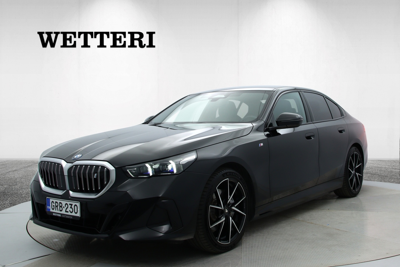 BMW i5 G60 xDrive40 M Sport / Koukku / SoH 97% / Shadow Line / ACC / Driving Assistant Plus / Mukautuvat LED-ajovalot / Parking Assistant / Adaptiivinen alusta / Ambient light / Kahdet renkaat / - M Sport / Shadow Line / Sähköinen vetokoukku / SOH 97% / Adaptiivinen vakkari / Driving Assistant Plus / Mukautuvat LED-ajovalot / Parking Assistant / Adaptiivinen alusta / Ambient light 