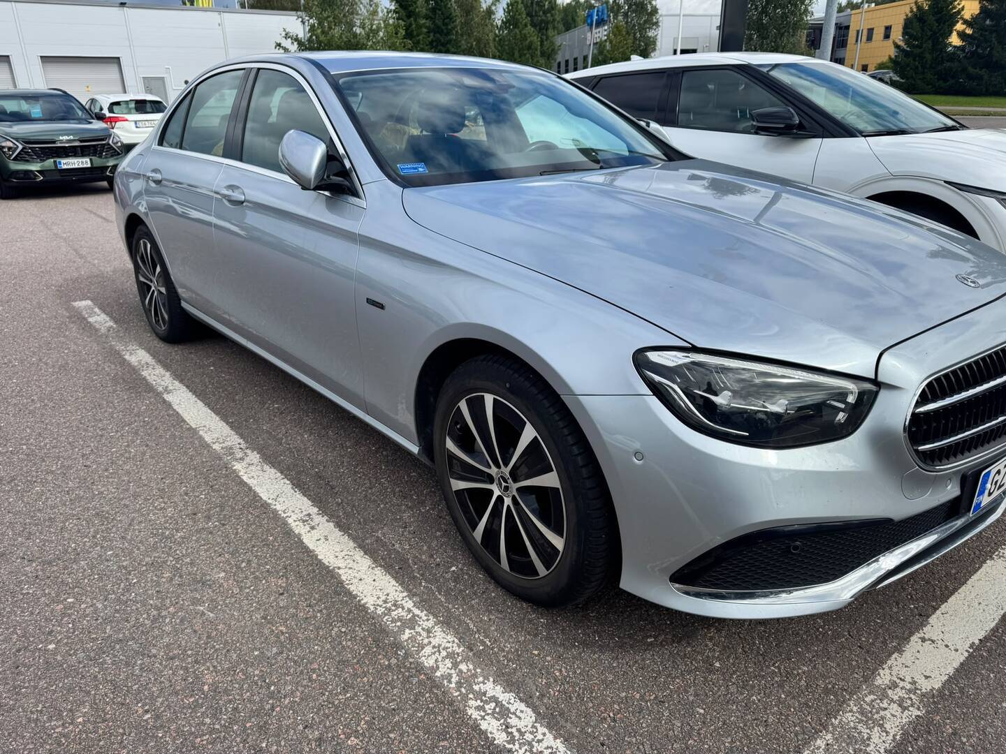 MERCEDES-BENZ E 300 e A Business Avantgarde EQ Power // Vetokoukku / Distronic / Navi / Peruutuskamera / Suomi Auto / 1-Om / 2 x Alut // - Autoon saatavilla MB Huolenpitosopimus