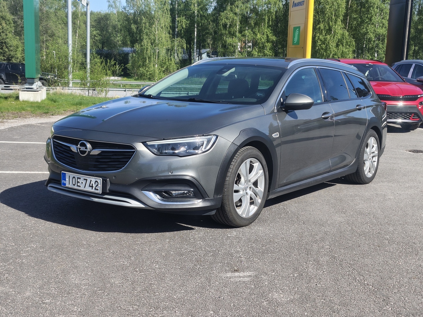 OPEL Insignia Country Tourer 1,5 Turbo Start/Stop 121kW AT6 *Todella siisti vetokoukullinen Country-Insignia* - Suomi-auto / Vetokoukku / Adapt. vakkari / Lasikatto / Digimittaristo / Intellilux LED Matrix / HUD / Navi / Sähkötoiminen takaluukku / 