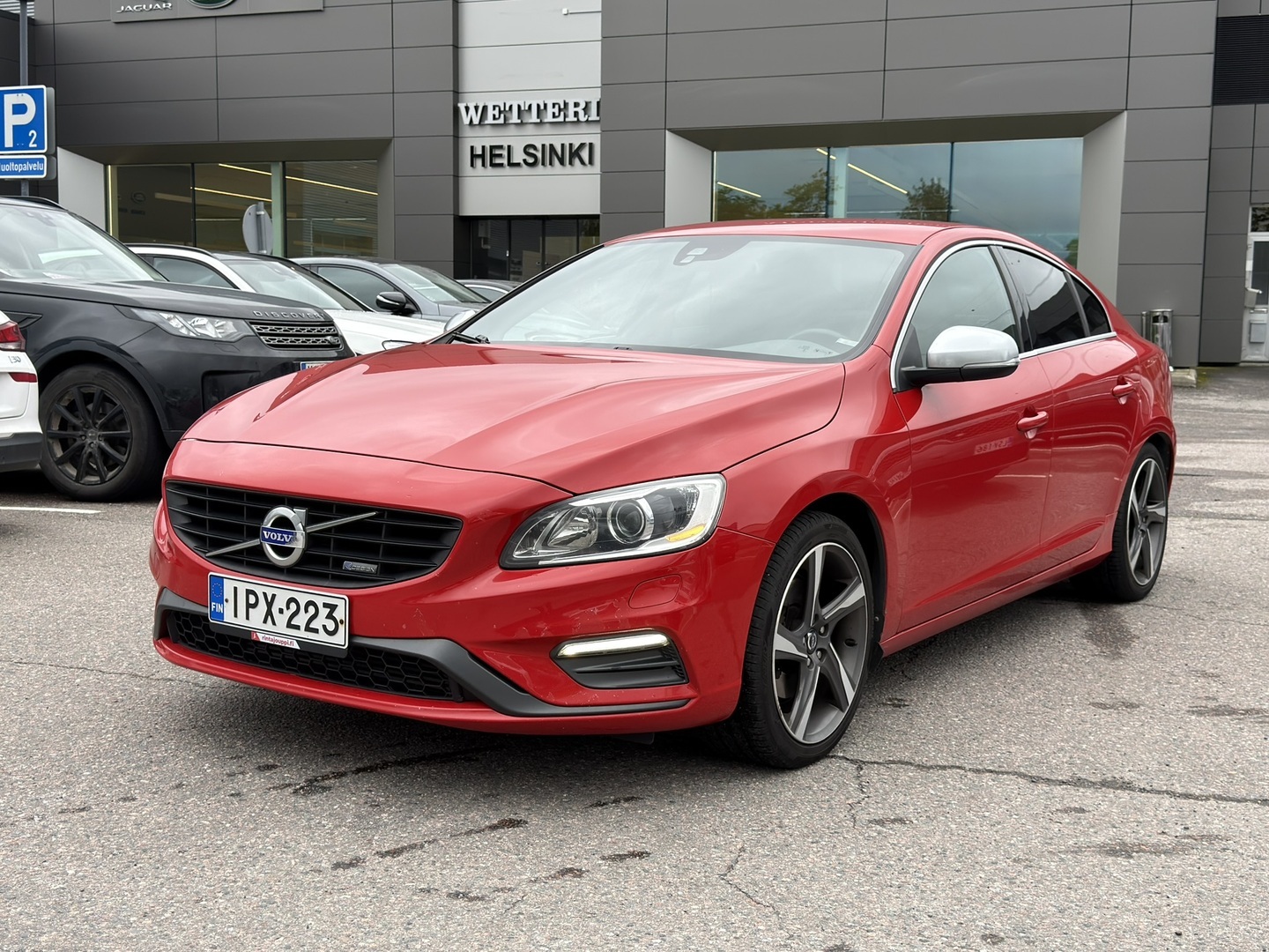 VOLVO S60 T3 R-Design - Webasto / Sporttipenkit / Xenon / 2 Renkaat aluvantein / Hyvä huoltohistoria / Hieno!