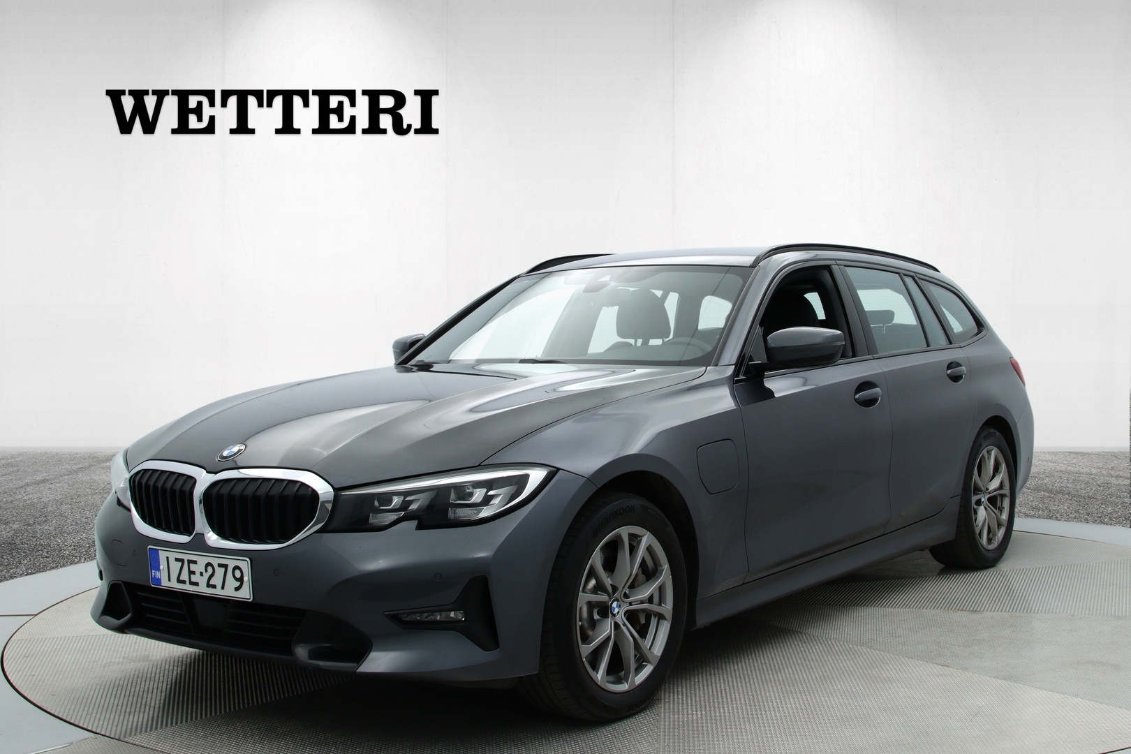 BMW 330 G21 Touring 330e A Charged Edition Sport / Koukku / M Sport ratti / ACC / Hifit / Akustiikkalasit / Digi / Sporttipenkit / - Vetokoukku / M Sport ratti / Adapt. vakkari / Hifit / Akustiikkalasit / Digimittaristo / Sporttipenkit 