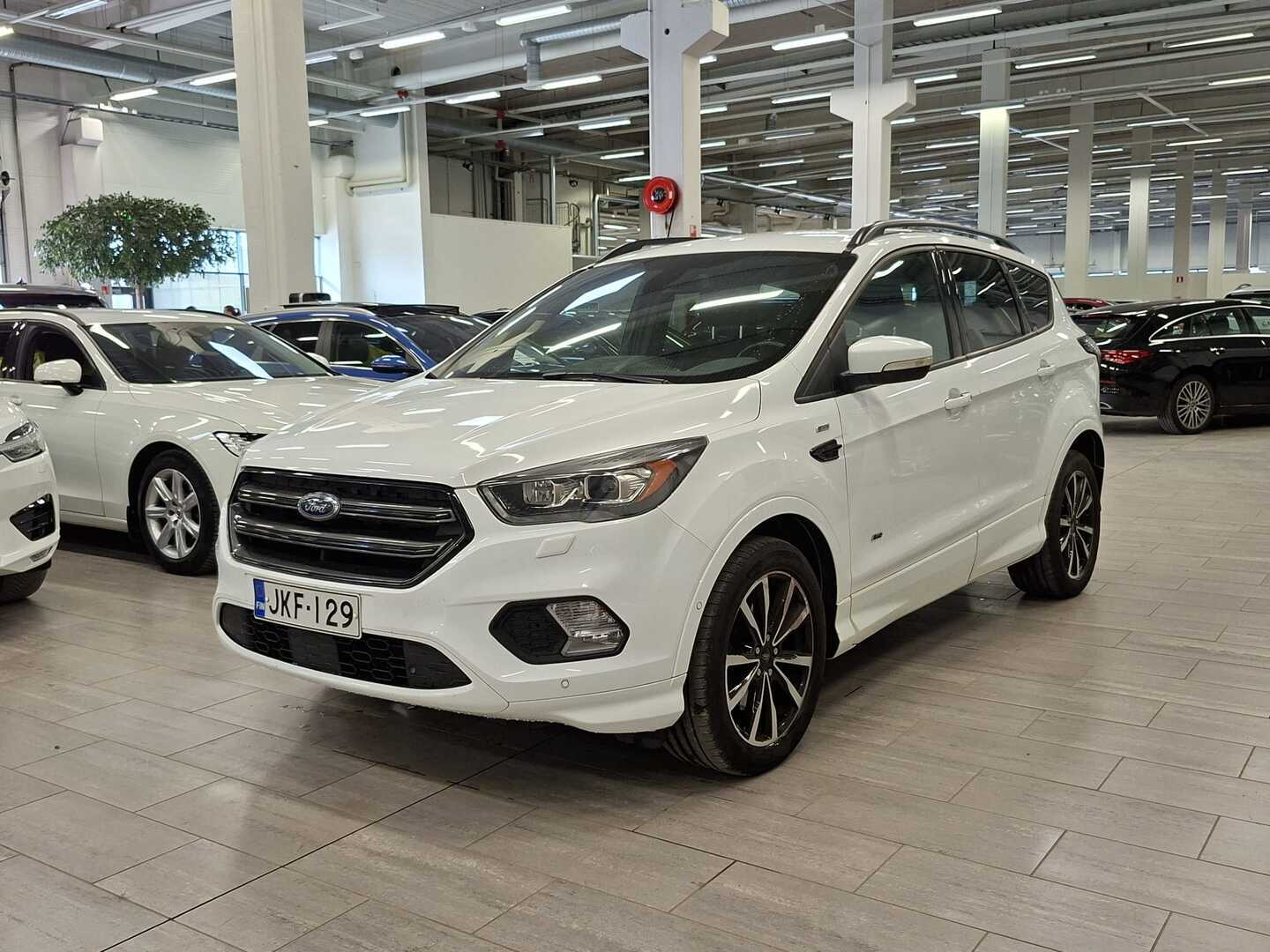 FORD Kuga 2,0TDCi 150 hv PowerShift AWD ST-Line 5-ovinen PA-lisälämmitin / Vetokoukku / Suomiauto / Navi / Nahka-alcantara