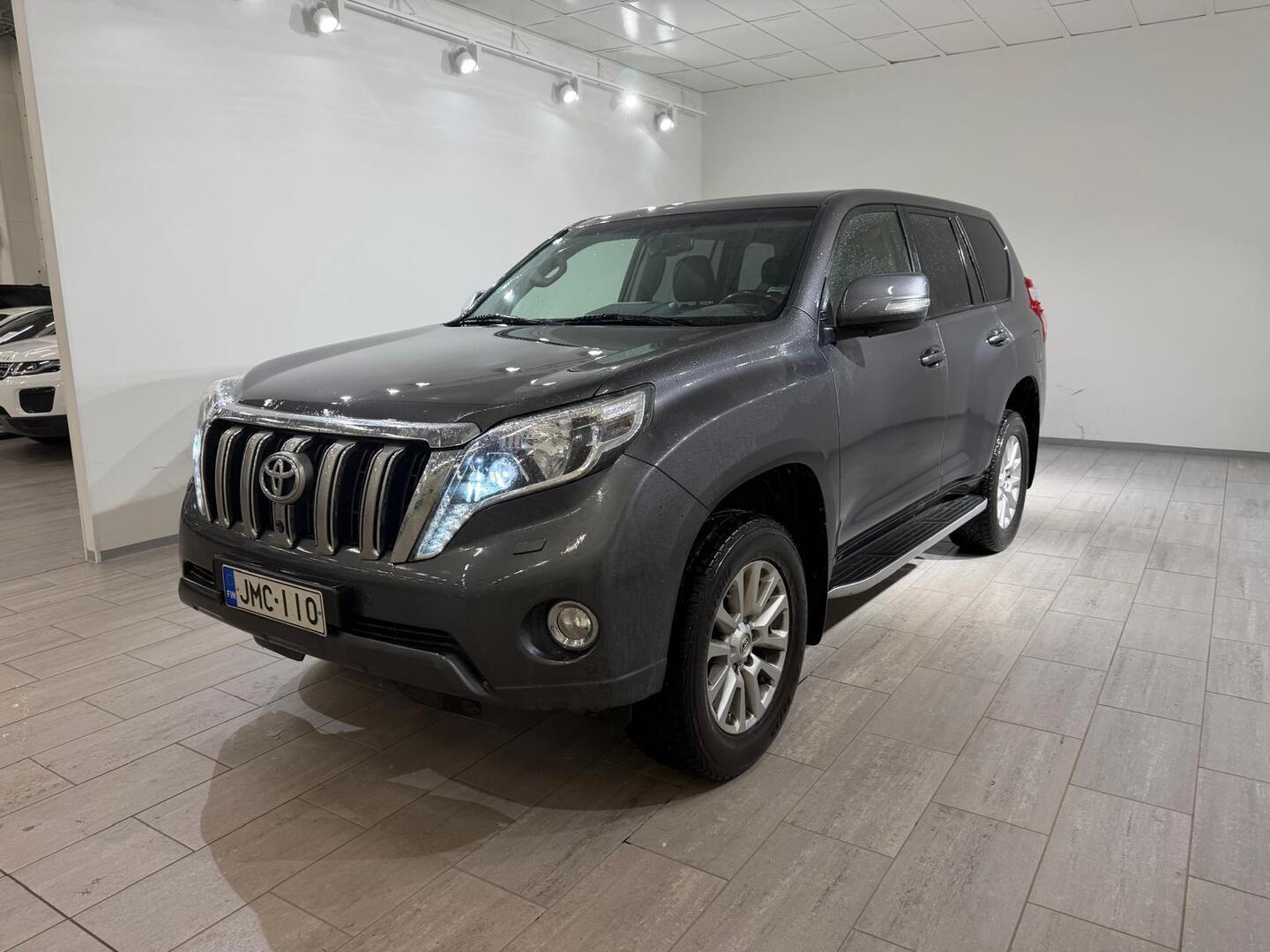 TOYOTA Land Cruiser 2,8 D-4D Premium Automaatti - ** Kuljettajan istuin muistilla / Vetokoukku / Navi /  Pienet kilometrit / Juuri tullut - kysy tarjous jo nyt ! ** 