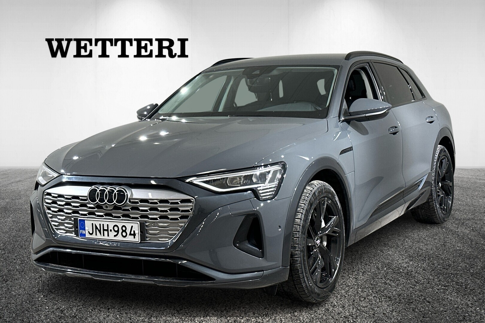 AUDI Q8 e-tron SUV 55 Land of quattro - ACC / Vetokoukku / Kamera / LED / Ruuhka-avustin / Seisontailmastointi / Audi Sound System / MMI Navi Plus /