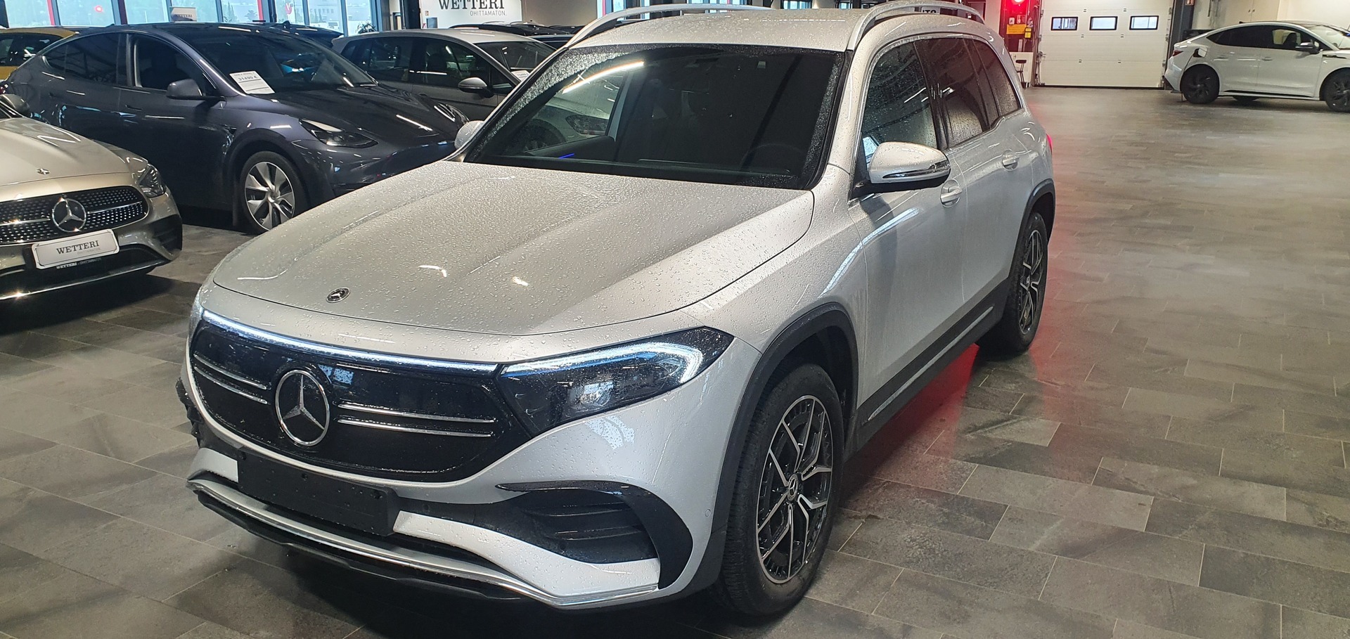 MERCEDES-BENZ EQB 300 4MATIC AMG Line 7-P / Distronic+ / P.kamera / Nahka-alcantara / Kaistavahti / LED